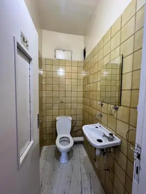 a bathroom with a toilet and a sink at Résidence zitouna in Marrakech
