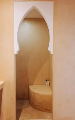 a small bathroom with an archway in a building at Riad de charme avec piscine rooftop in Marrakech