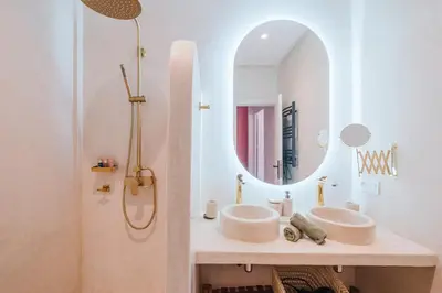 a bathroom with two sinks and a mirror at Maison 3 chambre avec bassin chauffée centre ville Gueliz in Marrakech