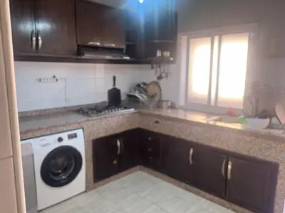 a kitchen with a washer and a washing machine at Bel appartement au relaxer in Marrakech