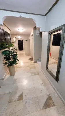 a hallway with a mirror and a potted plant at le CHARM J40 en face CTM Hivernage a 15mn de l'aéroport in Marrakech