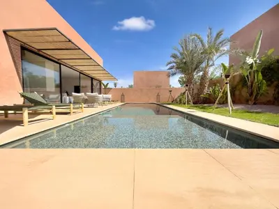 a swimming pool in front of a house at Villa à Marrakech 8 Personnes, Piscine et Petits-Déjeuners Inclus in Sraghna