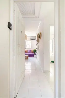 a hallway with white walls and a white floor at Confort et style en pleins centre ville in Marrakech