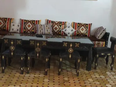 a living room with a couch and a table and pillows at Bienvenus dans un beau nouveau Riad Tout Entier pour vous in Marrakech