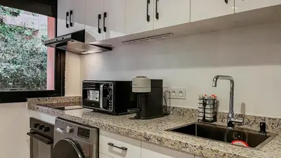 a kitchen with a sink and a microwave at Appartement 1ch Hivernage avec Piscine in Marrakech