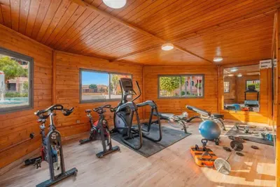 a gym with several exercise bikes in a room at Bel Appartement Vue Piscine in Marrakech