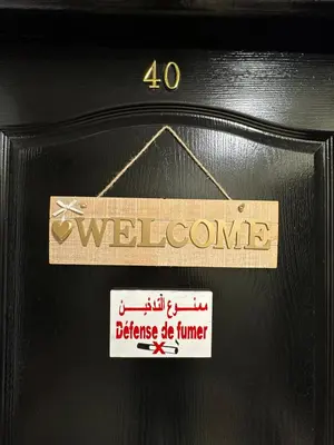 a sign on the side of a black refrigerator at J40 super bien équipé a L'HIVERNAGE in Marrakech