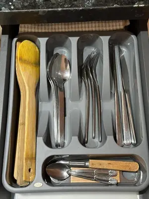 a tray of utensils in a drawer at J40 super bien équipé a L'HIVERNAGE in Marrakech