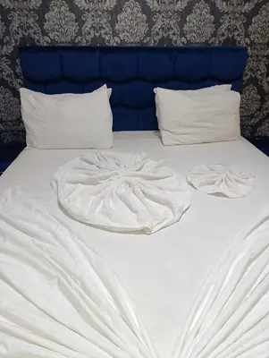 a white bed with white sheets and pillows at Magnifique studio douillet in Marrakech