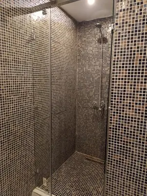 a bathroom with a shower with tiled walls at Magnifique studio douillet in Marrakech
