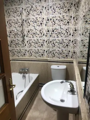 a bathroom with a sink and a tub and a toilet at Résidence Babylone Y - Appartement 2 Chambres in Marrakech