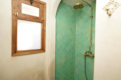 a bathroom with a shower with a window and a mirror at Riad Casa Léa - Bassin chauffé - Petits déjeuners in Marrakech