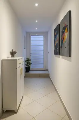 a hallway with a white refrigerator and a window at Studio chic in Marrakech