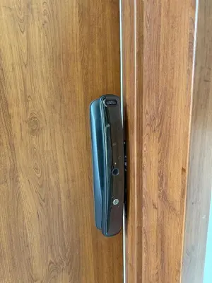 a black door handle on a wooden door at Appartement cosy pour 4 personnes in Marrakech