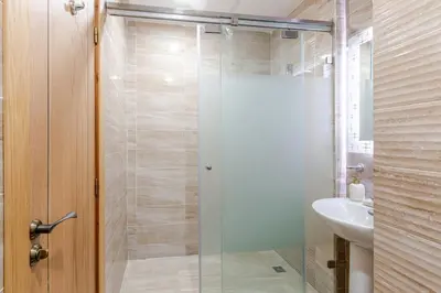 a bathroom with a glass shower and a sink at Spacieux 3 chambre au Coeur de Marrakech in Marrakech