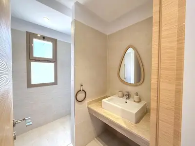 a bathroom with a sink and a mirror at Appartement tout confort à Marrakech avec Piscine et Capacité 4 Personnes in Marrakech
