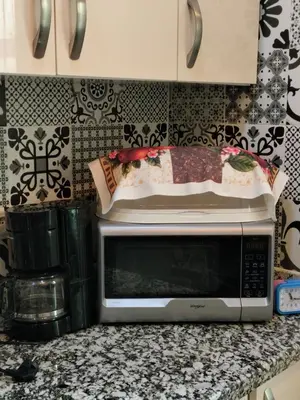 a microwave oven sitting on a counter in a kitchen at Appartement Confort & Style à Charaf - Marrakech in Marrakech