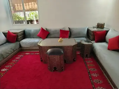 a living room with a couch and a red rug at Joli et affordable appart pas loin de l'aéroport in Oulad Akkou