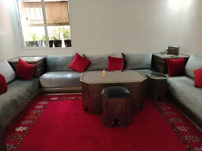 a living room with a couch and a table at Joli et affordable appart pas loin de l'aéroport in Oulad Akkou