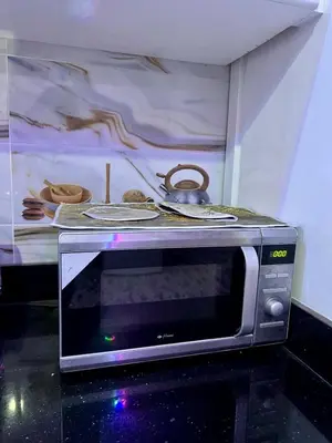 a microwave oven sitting on top of a counter at Appartement spacieux de luxe familial in Marrakech