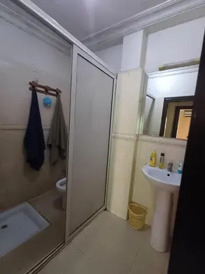 a bathroom with a shower and a toilet and a sink at Résidence les amis 2 chambres appartement familial in Marrakech