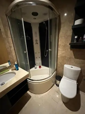a bathroom with a shower and a toilet and a sink at Appartement chaleureux au cœur de Marrakech in Marrakech