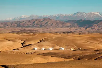 a view of a desert with mountains in the background at Appartement 2 chambres à Guéliz avec terrasse et parking in Marrakech