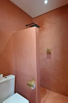 a bathroom with a toilet and a shower at Suite Safran - Ambiance berbere in Marrakech