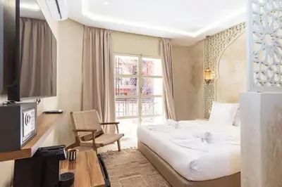 a hotel room with a bed and a window at Suite Ivoire - Elegance a Gueliz in Marrakech