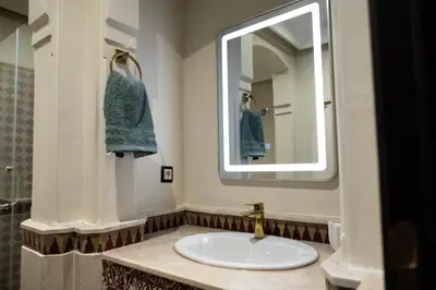 a bathroom with a sink and a mirror at Hivernage, piscine & jardin privé in Marrakech