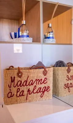a welcome sign on a counter in a kitchen at Marrakech confort et détente à Argan Golf prestigia in Marrakech