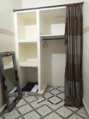 a small room with a mirror and a shelf at Grand appartement à 3 minutes de la place jamaa el fana in Marrakech