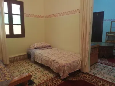 a small bedroom with a bed and a window at Grand appartement à 3 minutes de la place jamaa el fana in Marrakech
