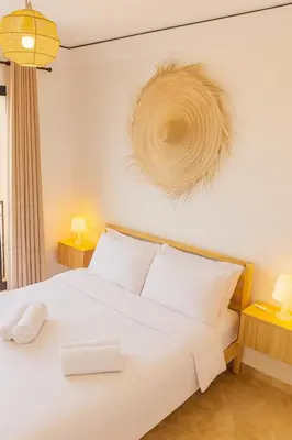 a bedroom with a large white bed with two lamps at Appartement Cosy Majorelle au Centre-Ville - Netflix-Fibre in Marrakech