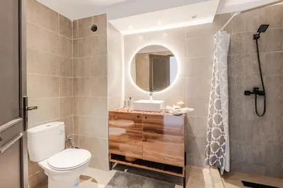 a bathroom with a toilet and a sink and a shower at Confort et style en pleins centre de Hivernage in Marrakech