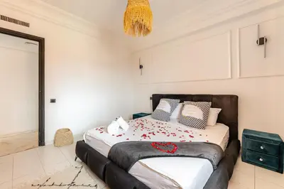 a bedroom with a large bed in a room at Confort et style en pleins centre de Hivernage in Marrakech