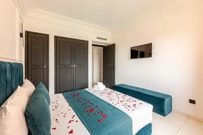 a bedroom with a bed and a couch at Confort et style en pleins centre de Hivernage in Marrakech