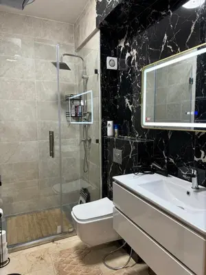 a bathroom with a toilet and a sink and a shower at Luxuriöse Wohnung mit Pool und Netflix in Marrakech