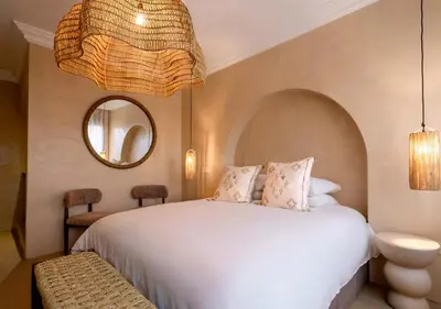 a bedroom with a white bed and a mirror at Appartement à Guéliz, style Riad, équipé & central in Marrakech