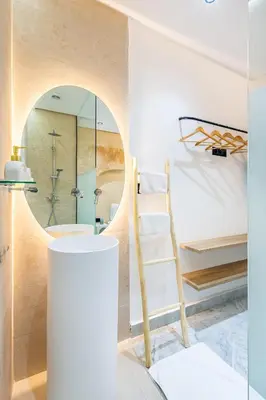a bathroom with a ladder and a mirror at Duplex Confort, Jacuzzi à 5min de Majorelle&Médina in Marrakech