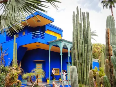 a blue house with cacti in front of it at Appartement Moderne & Spacieux au Cœur de Guéliz et Proche Majorelle in Marrakech