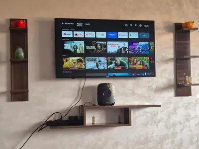 a flat screen tv hanging on a wall at Appartement 6 personnes piscine hivernage Marrakech in Marrakech
