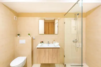 a bathroom with a sink and a shower at Joli cocon à Marrakech Balcon privé et confort in Marrakech