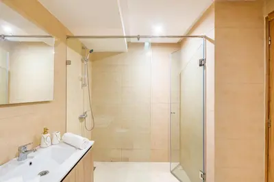 a bathroom with a shower and a sink at Joli cocon à Marrakech Balcon privé et confort in Marrakech