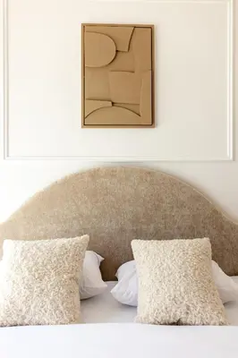 a bed with two pillows and a picture above it at Élégance et confort 3 chambre sur le golf de Noria in Marrakech