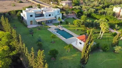an aerial view of a large house with a yard at Villa privée in Marrakech