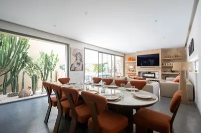 a dining room with a table and chairs at Charmante villa de 4CH avec piscine privée - Proche du Beldi Country Club in Marrakech