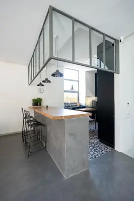 a kitchen with a counter and a bar with stools at Charmante villa de 4CH avec piscine privée - Proche du Beldi Country Club in Marrakech