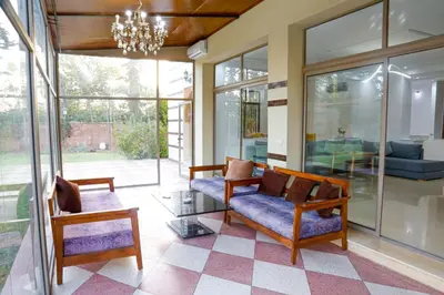 a living room with two chairs and a chandelier at Villa privée in Marrakech