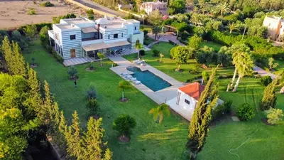 an aerial view of a large house with a yard at Villa privée in Marrakech